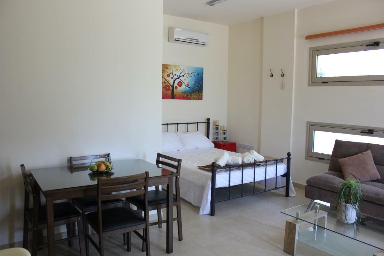 Kerynia Apartments Пафос Экстерьер фото